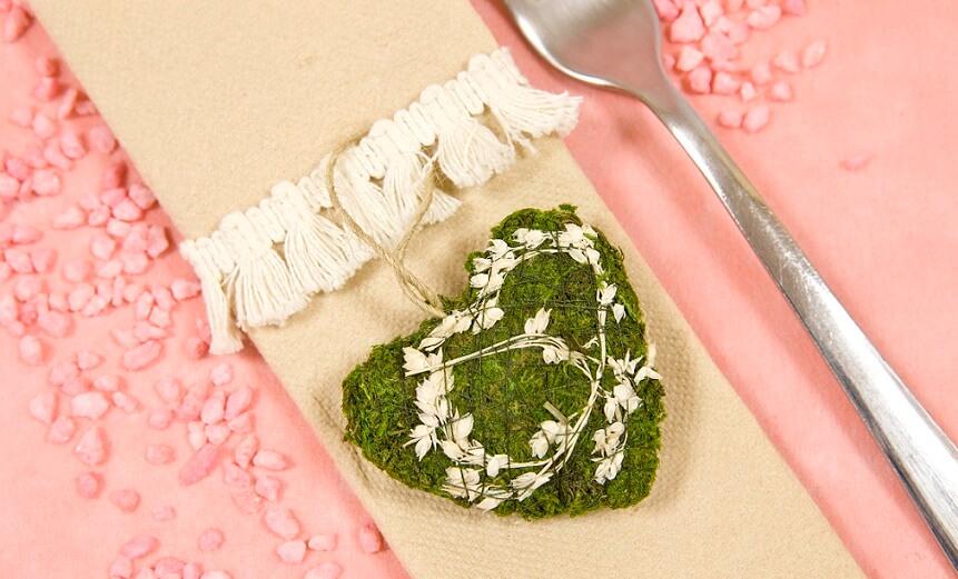 Decoration champetre coeur en mousse verte blanche