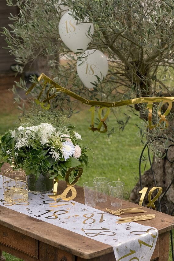 Decoration chemin de table 18 ans blanc et or joyeux anniversaire