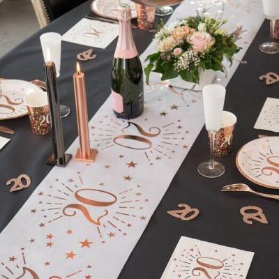 Decoration avec chemin de table 20ans blanc et rose gold