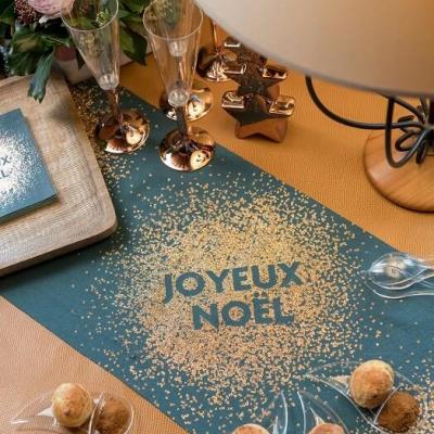 Chemin de table bleu canard et dore or noel etincelant