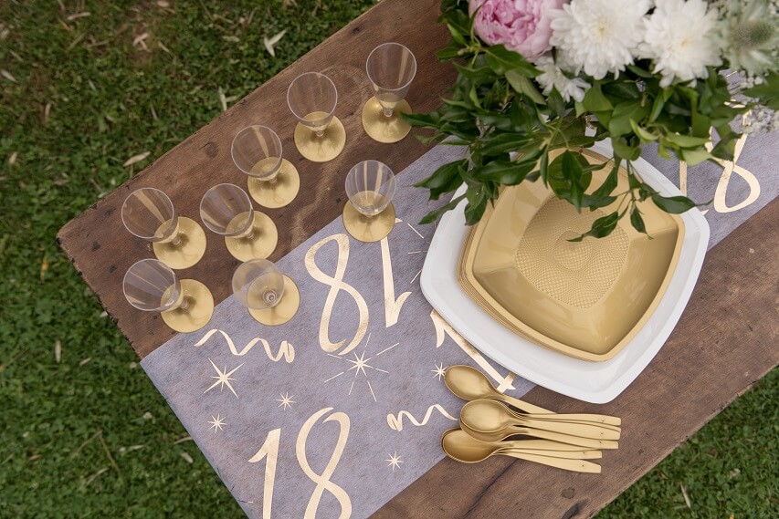Decoration chemin de table joyeux anniversaire blanc et or 18ans