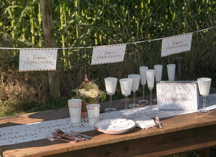 Chemin de table blanc Joyeux anniversaire