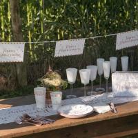 Decoration chemin de table joyeux anniversaire blanc et or