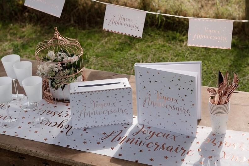 Decoration chemin de table joyeux anniversaire blanc et rose gold metallise