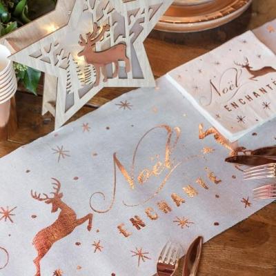 Chemin de table noel enchante avec decoration cerf rose gold