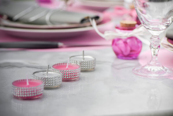 Décoration d'un bougie avec des strass diamants.