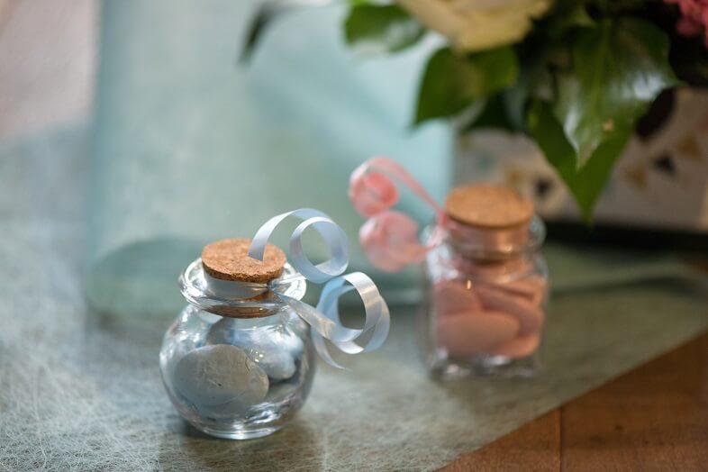 Decoration de dragees avec bobine ruban bolduc rose