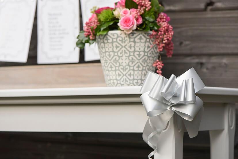 Decoration de fete avec noeud gris argent