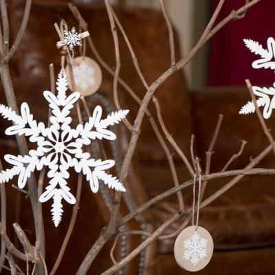 Decoration de noel avec suspension flocon blanche