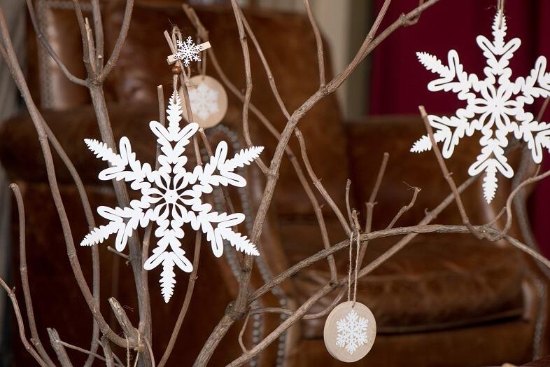 Decoration de noel avec suspension flocon blanche