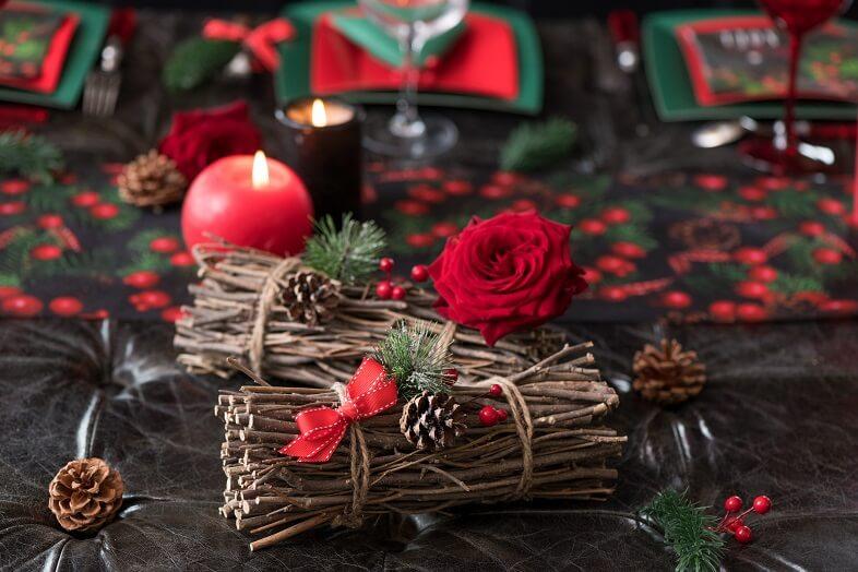 Decoration de noel fagot bois et pomme de pin