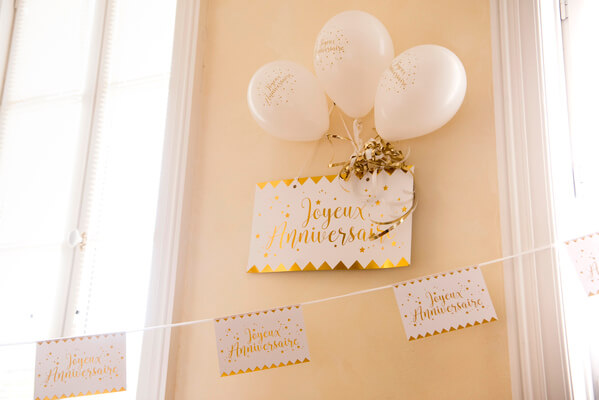 Decoration de salle anniversaire blanc et or