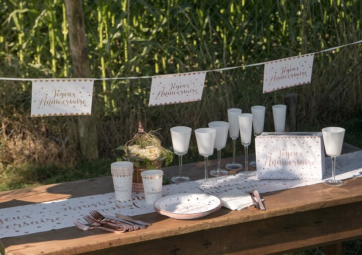 Decoration de salle anniversaire blanche et rose gold
