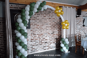 Decoration de salle avec arche en ballons