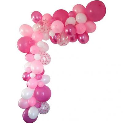 Decoration de salle avec guirlande organique ballon rose fuchsia