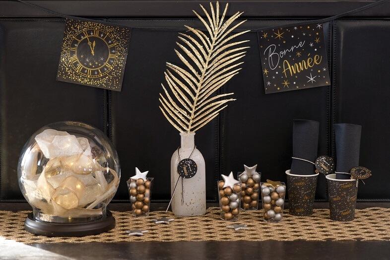 Decoration de salle nouvel an horloge avec guirlande noire