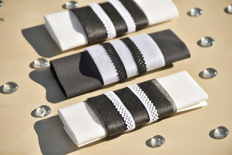 Decoration de serviette avec ruban dentelle