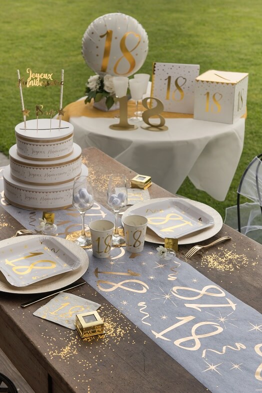 Une décoration de table Joyeux anniversaire en blanc et or