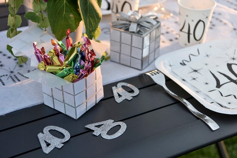 Decoration de table anniversaire 40ans avec confettis