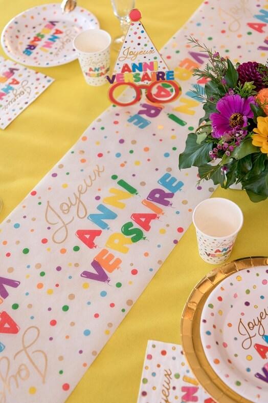 Decoration de table anniversaire avec gobelet multicolore