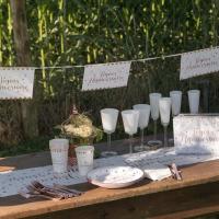 Decoration de table anniversaire avec gobelet rose gold et blanc