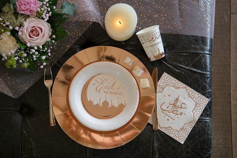 Decoration de table avec assiette eid mubarak blanche et rose gold