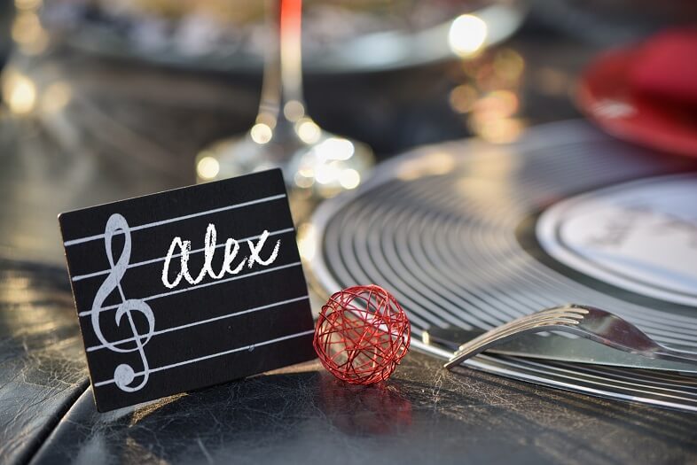 Decoration de table avec boule metalique rouge