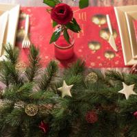 Decoration de table avec boule rouge en metal