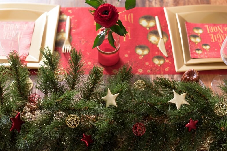 Decoration de table avec boule rouge en metal