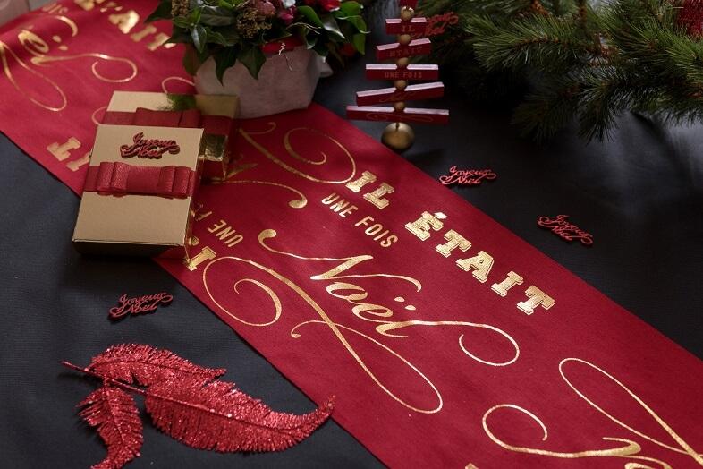 Decoration de table avec feuille de palme rouge sur tige