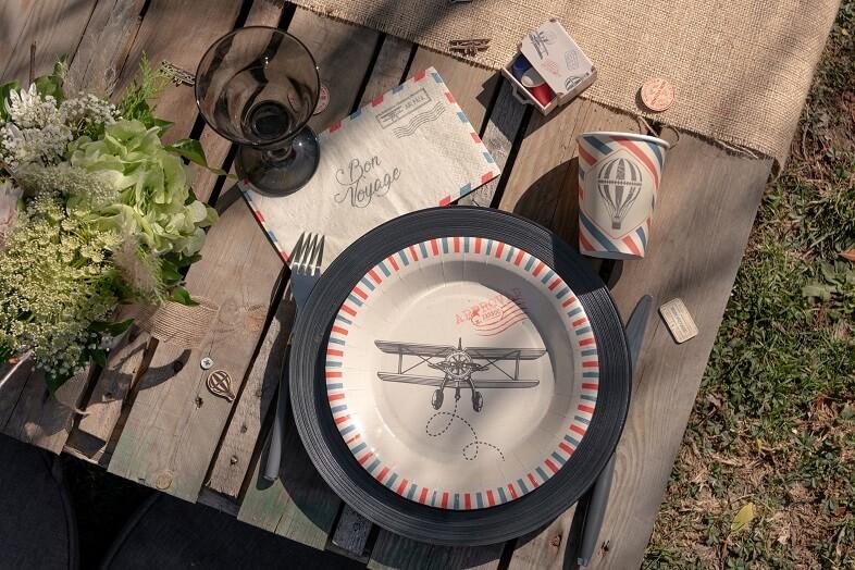 Decoration de table avec gobelet voyage tour du monde montgolfiere