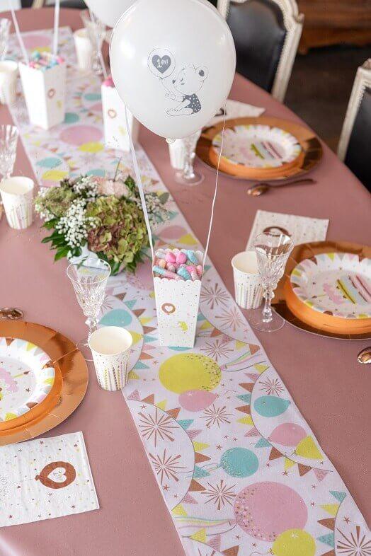 Decoration de table avec nappe rose pale