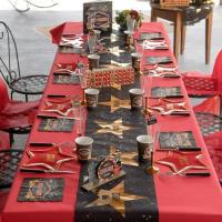 Decoration de table avec nappe rouge