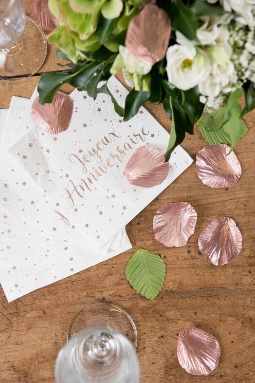 Decoration de table avec petale de rose gold