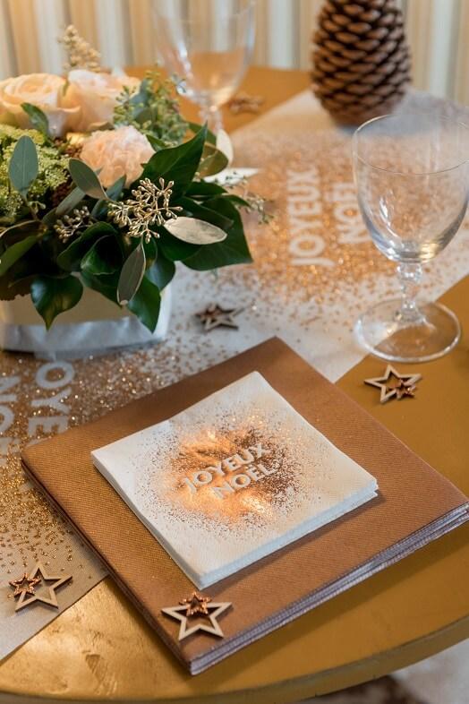 Decoration de table avec serviette airlaid doree