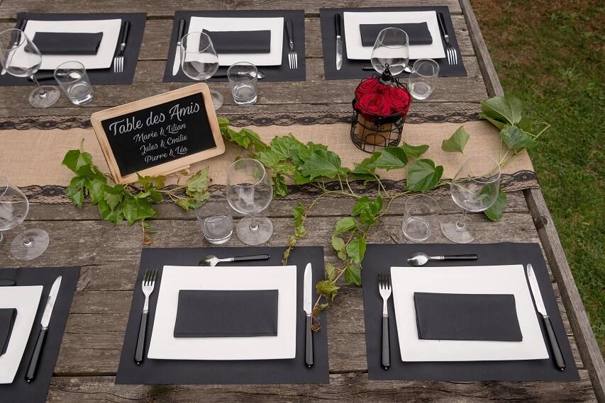 Decoration de table avec serviette airlaid noire