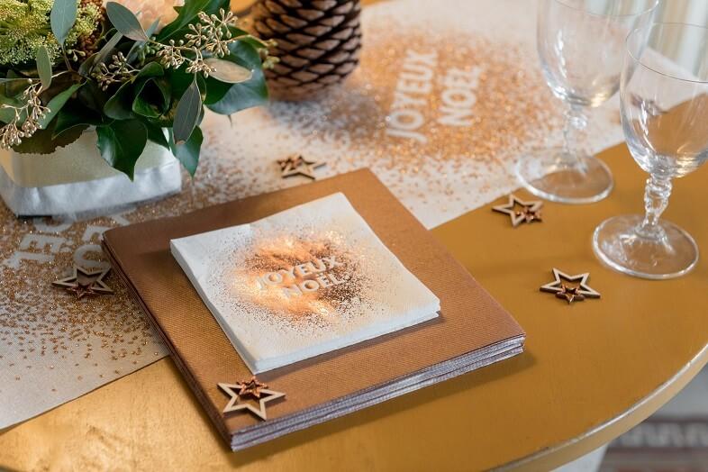 Decoration de table avec serviette airlaid or