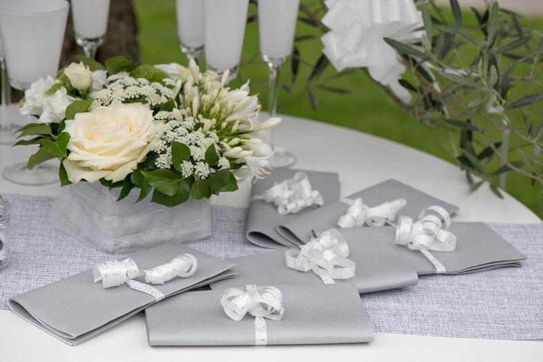 Decoration de table avec serviette gris perle