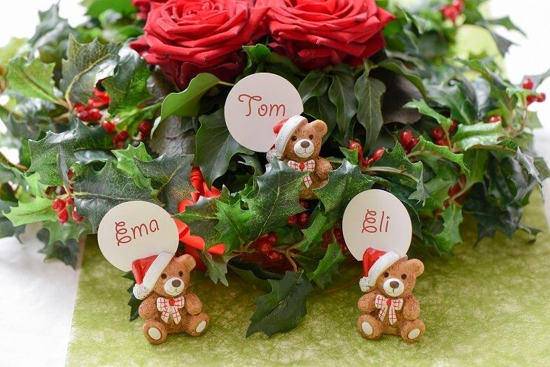 Decoration de table blanc avec etiquette de noel