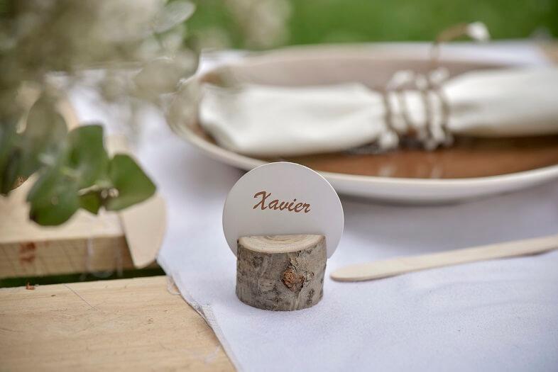 Decoration de table blanc et naturel avec etiquette