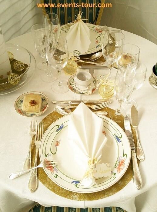 Decoration de table blanche et doree avec nappe rectangle 25 m