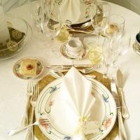 Decoration de table blanche et doree avec nappe rectangle 50 m