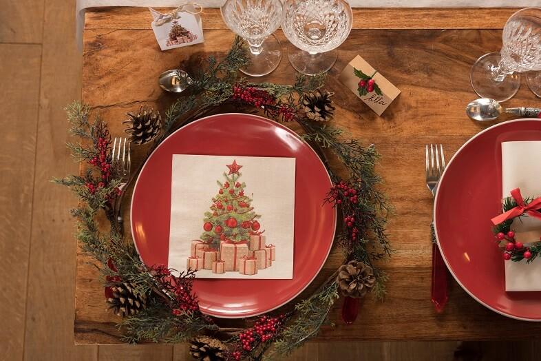 Decoration de table de noel avec branche de houx