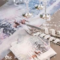 Decoration de table de noel avec servietteavec cerfs givres irises