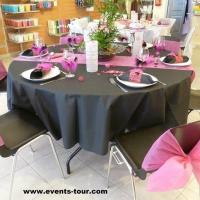 Decoration de table elegante avec chemin de table rose fuchsia