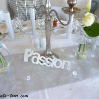 Decoration de table elegante blanche et argentee metallique