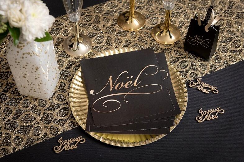 Decoration de table elegante de noel noir et or