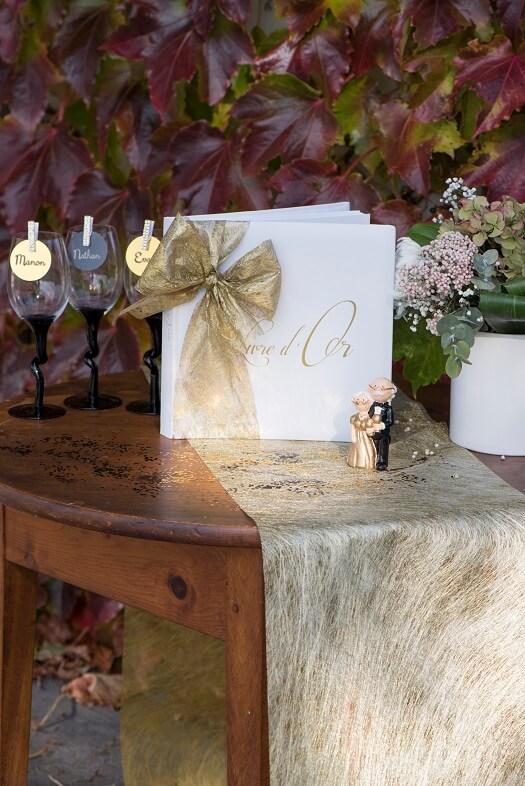 Decoration de table elegante doree metallisee