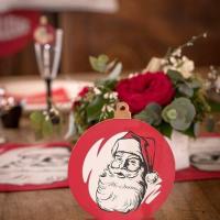 Decoration de table en bois avec boule de pere noel