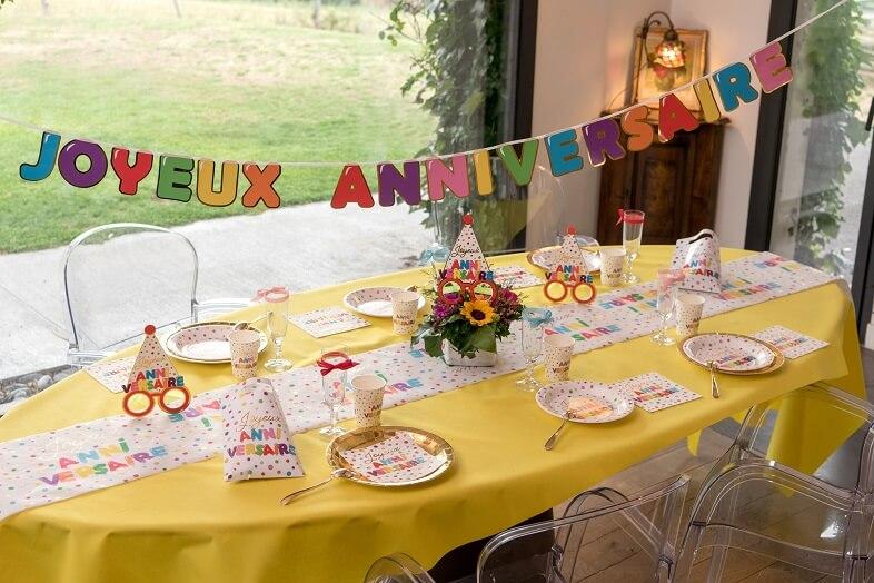 Décoration de table Joyeux anniversaire pour 10 personnes.